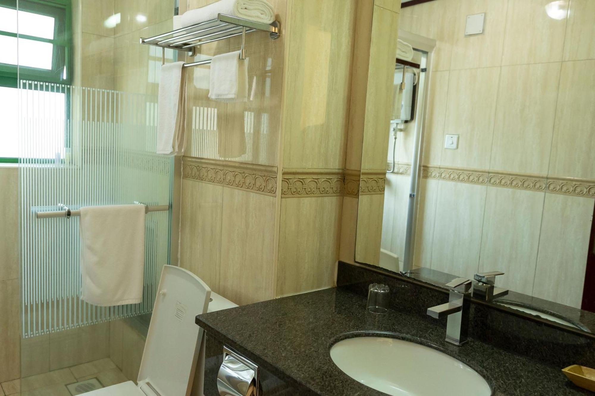 Highlands Suites Hotel And Apartments Kigali Buitenkant foto